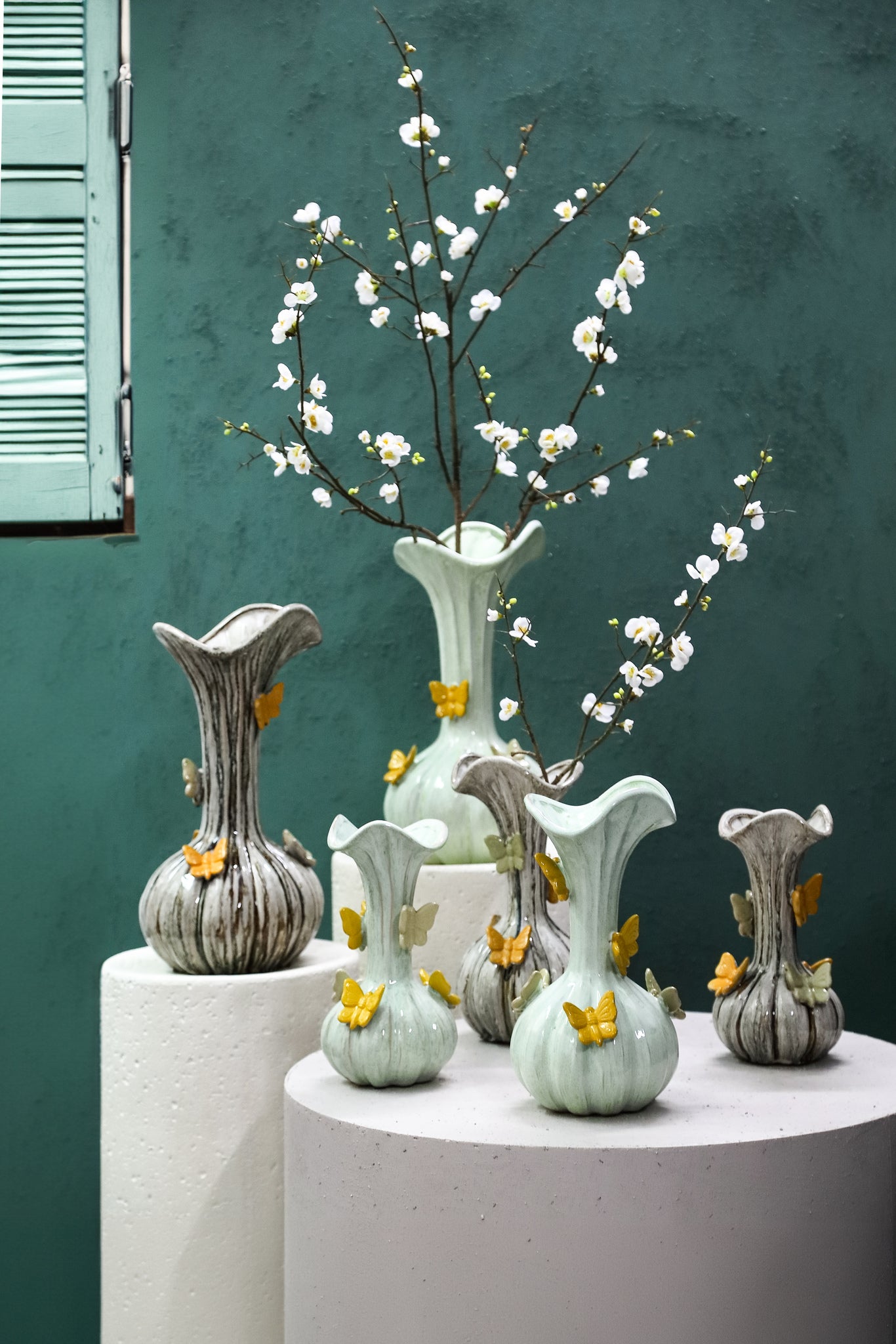 Tamarae Cream Ceramic Flowy Vase W Butterfly M