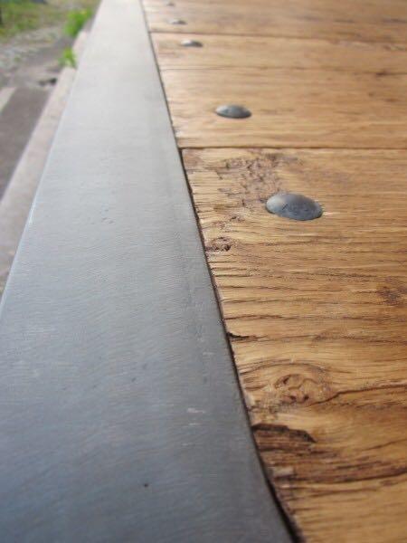 Industriële salontafel met spoorwielen | IndustrieelHuys.nl.