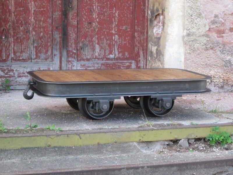 Industriële salontafel met spoorwielen | IndustrieelHuys.nl.