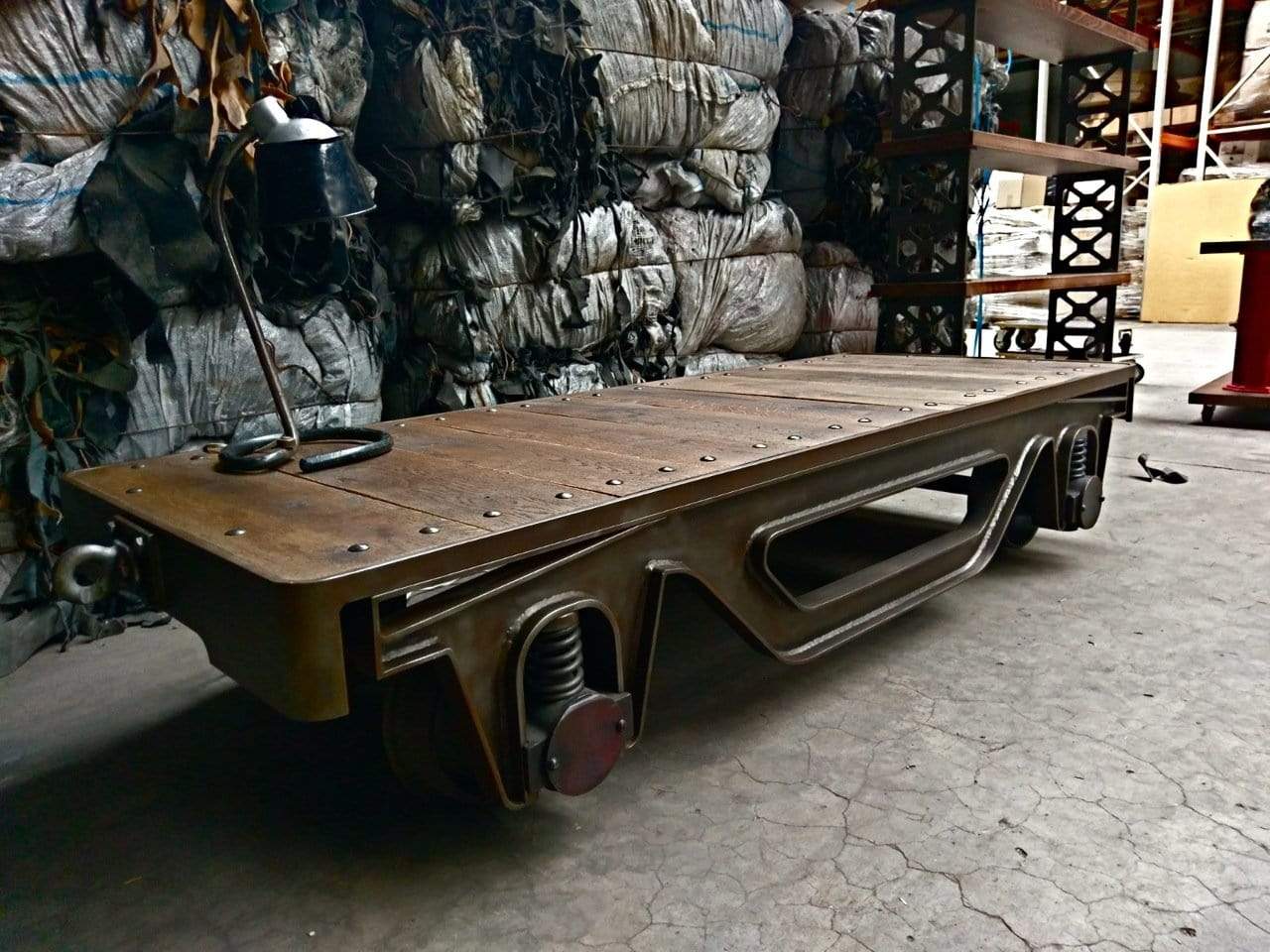 Grote salontafel op spoorwielen | IndustrieelHuys.nl.