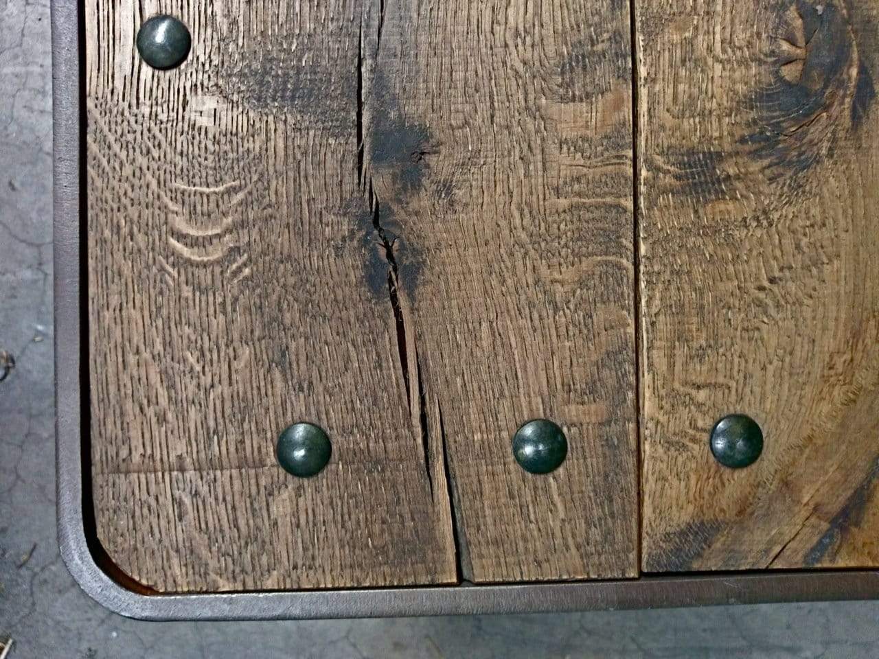 Grote salontafel op spoorwielen | IndustrieelHuys.nl.