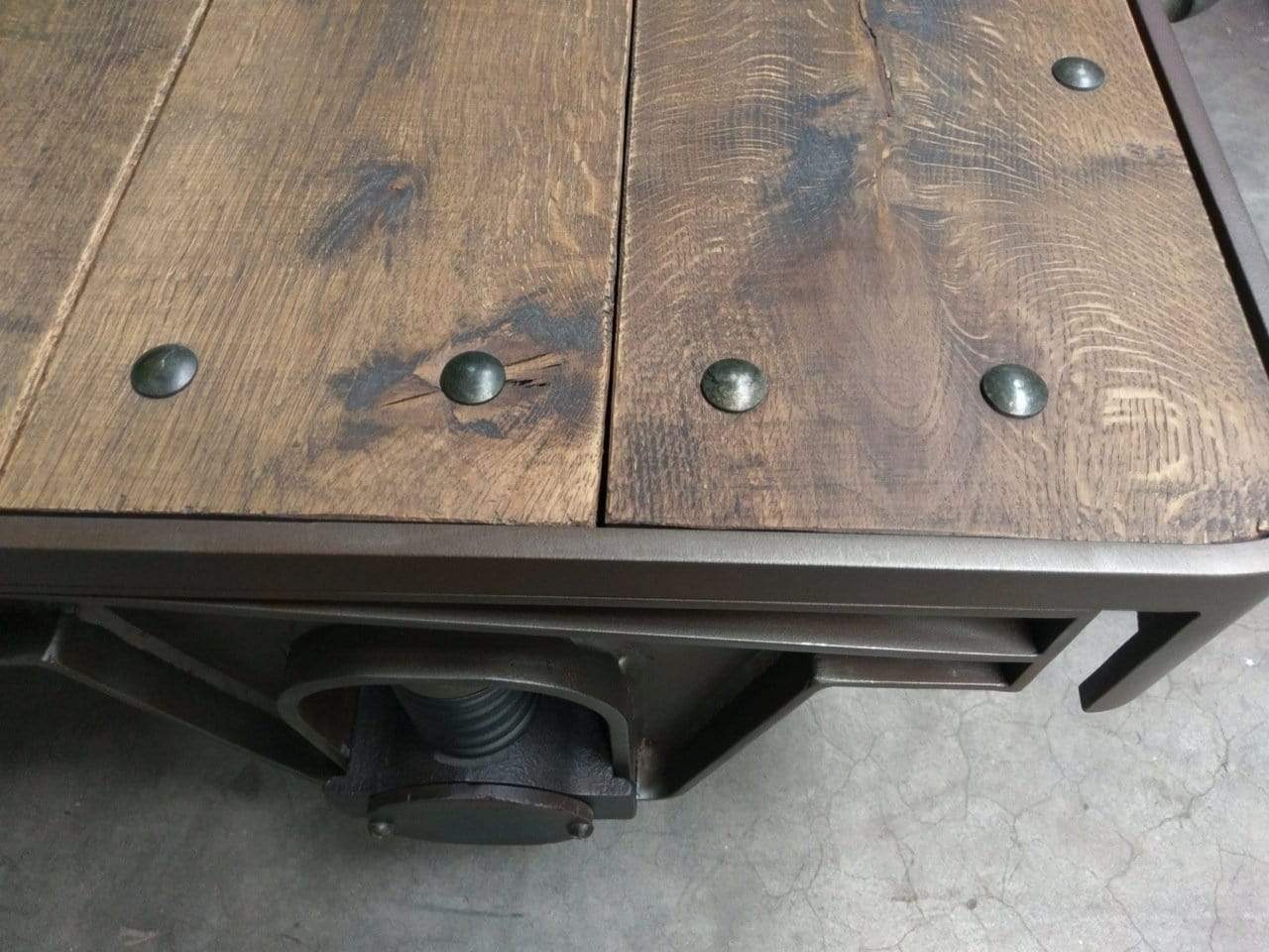 Grote salontafel op spoorwielen | IndustrieelHuys.nl.