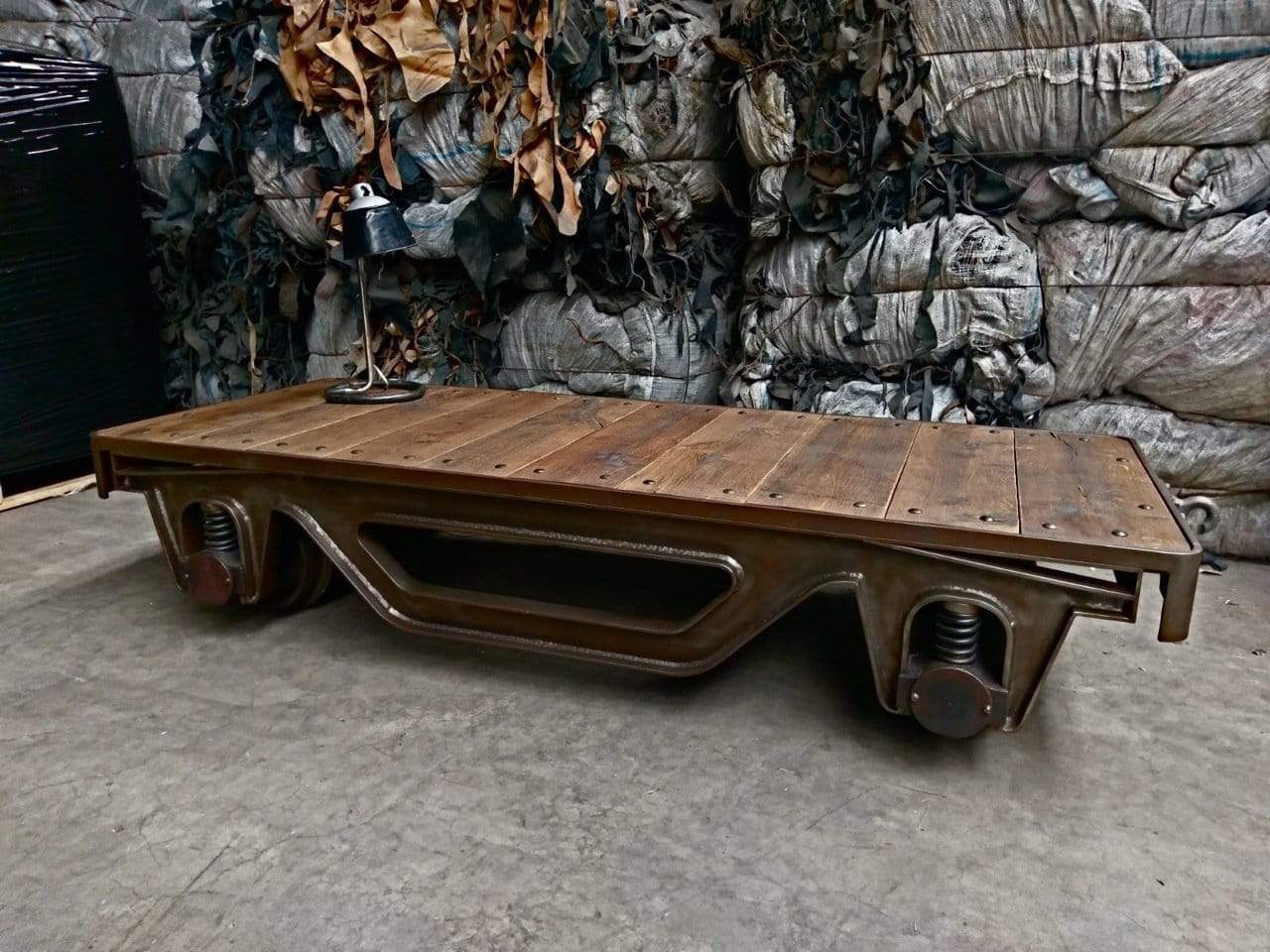 Grote salontafel op spoorwielen | IndustrieelHuys.nl.