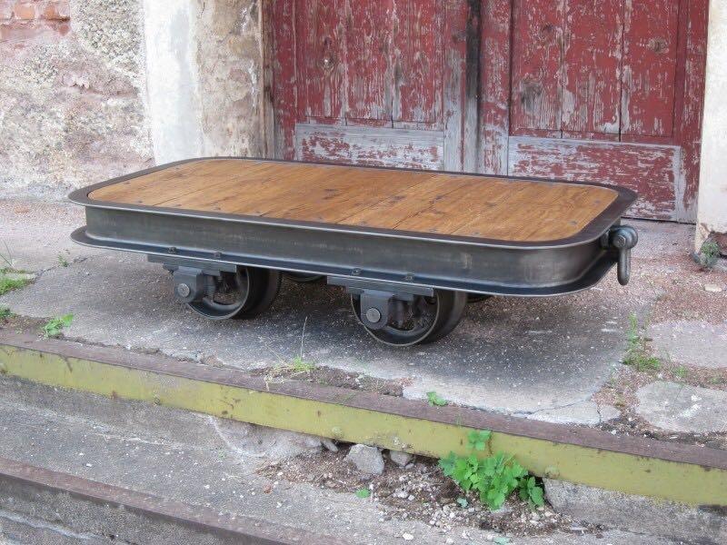 Industriële salontafel met spoorwielen | IndustrieelHuys.nl.